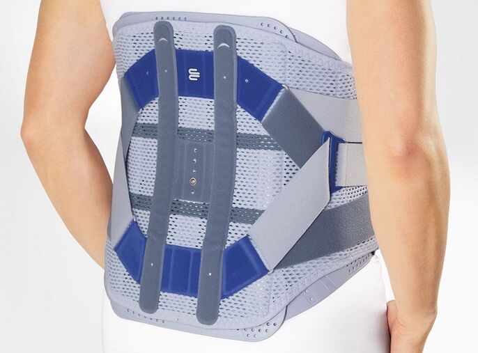 Indossare un corsetto dopo il trattamento chirurgico dell'osteocondosi lombare