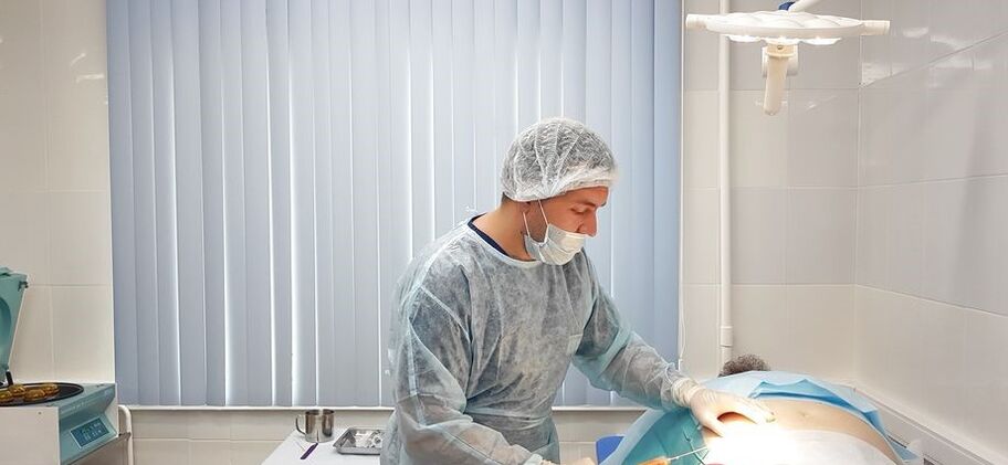 prelievo di tessuto adiposo per la terapia SVF dell'osteoartrosi dell'articolazione del ginocchio