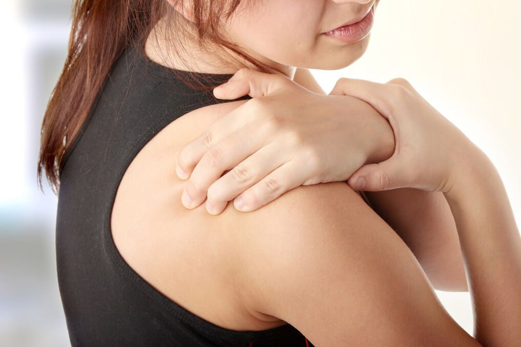 L'osteocondrosi cervicale può essere accompagnata da dolore alla spalla