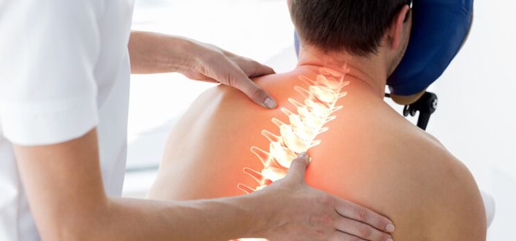 Un paziente con osteocondrosi esaminato da un medico
