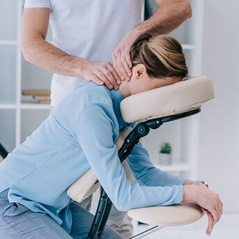 Sessione di trattamento manuale per il dolore al collo